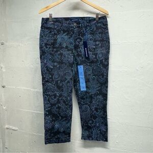 Bandolino paisley print capri’s Millie curvy straight